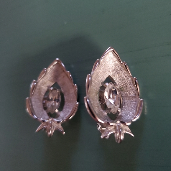 Vintage Clip-on Earrings - Picture 2 of 6